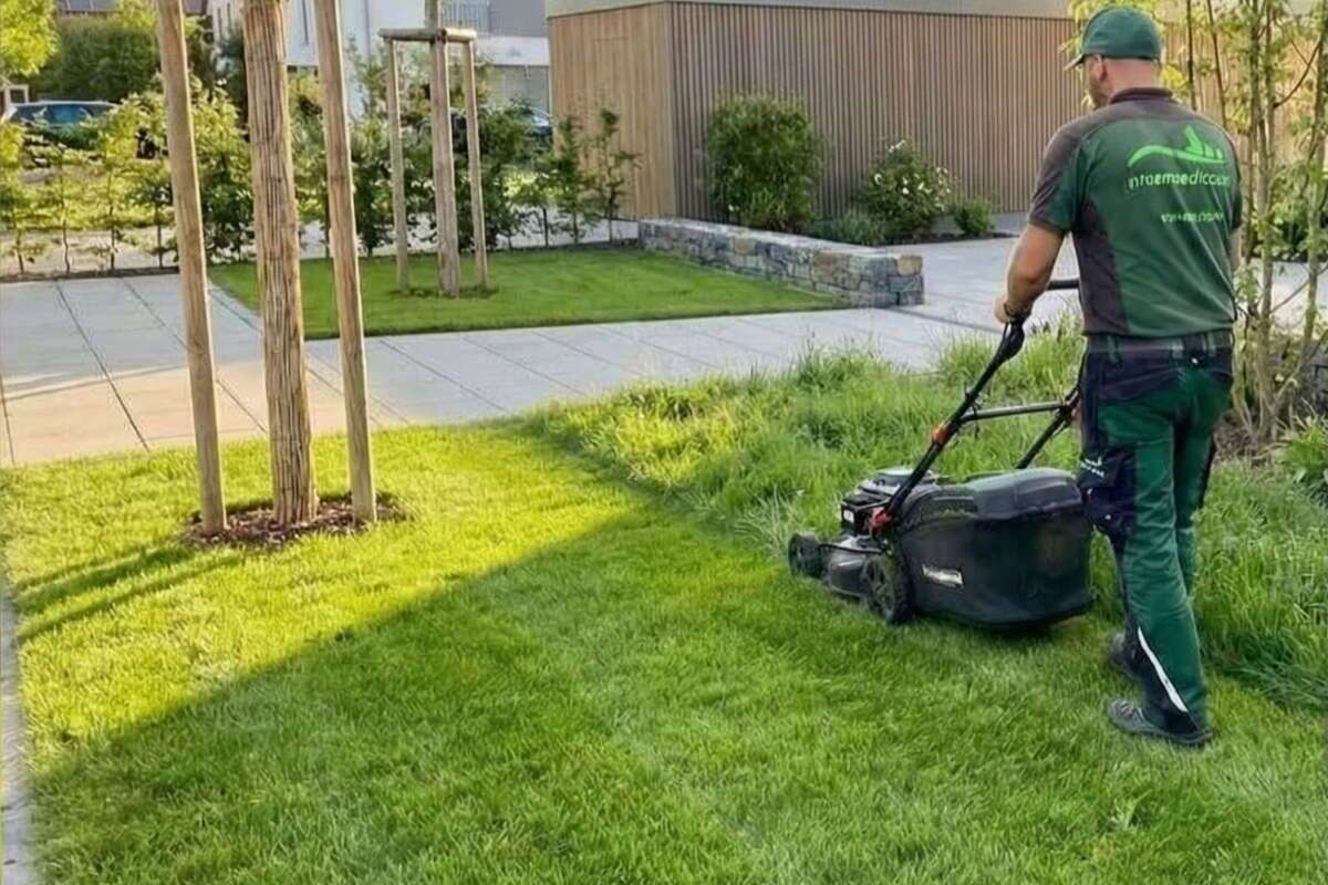 Während dem Rasen mähen